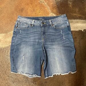 Time and Tru women’s mid rise shorts - size 12